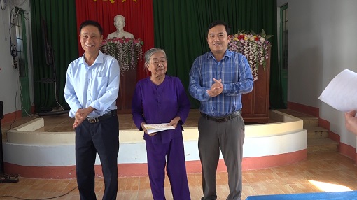 Thăm tặng quà cho các đơn vị lực lượng vũ trang và Đảng viên 50 năm tuổi đảng trở lên nhân dịp Tết Nguyên đán Giáp Thìn 2024
